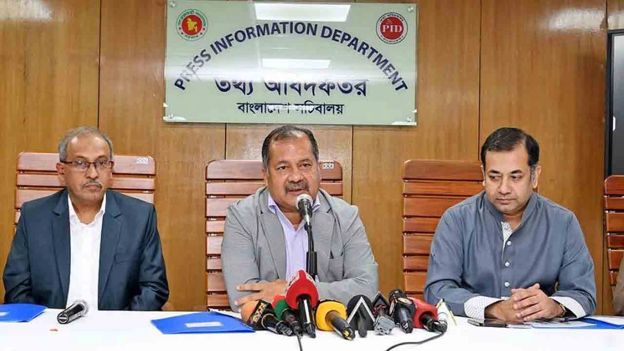 বিভিন্ন মন্ত্রণালয়ের জনসংযোগ কর্মকর্তাদের একটি বিশেষ প্রশিক্ষণ কর্মসূচিতে প্রধান অতিথির বক্তব্য রাখেন তথ্য ও সম্প্রচার মন্ত্রী জহির উদ্দিন স্বপন