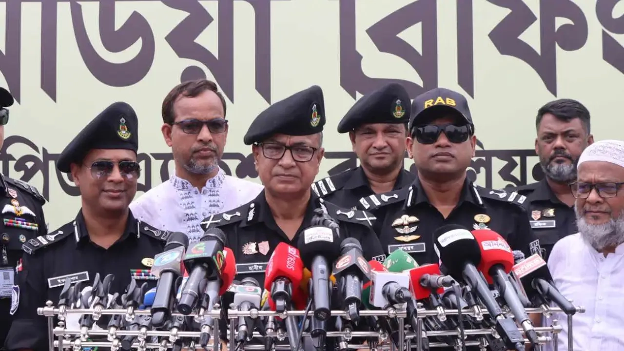 গাবতলী পশুর হাট পরিদর্শন শেষে র‌্যাব মহাপরিচালক (ডিজি) অতিরিক্ত আইজিপি মো. আহসান হাবীব পলাশ