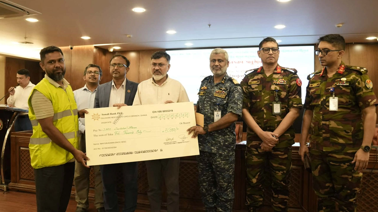 পরিচ্ছন্নতাকর্মীর হাতে প্রধানমন্ত্রীর পক্ষ থেকে ঈদ উপহারের চেক তুলে দেওয়া হয়েছে। 