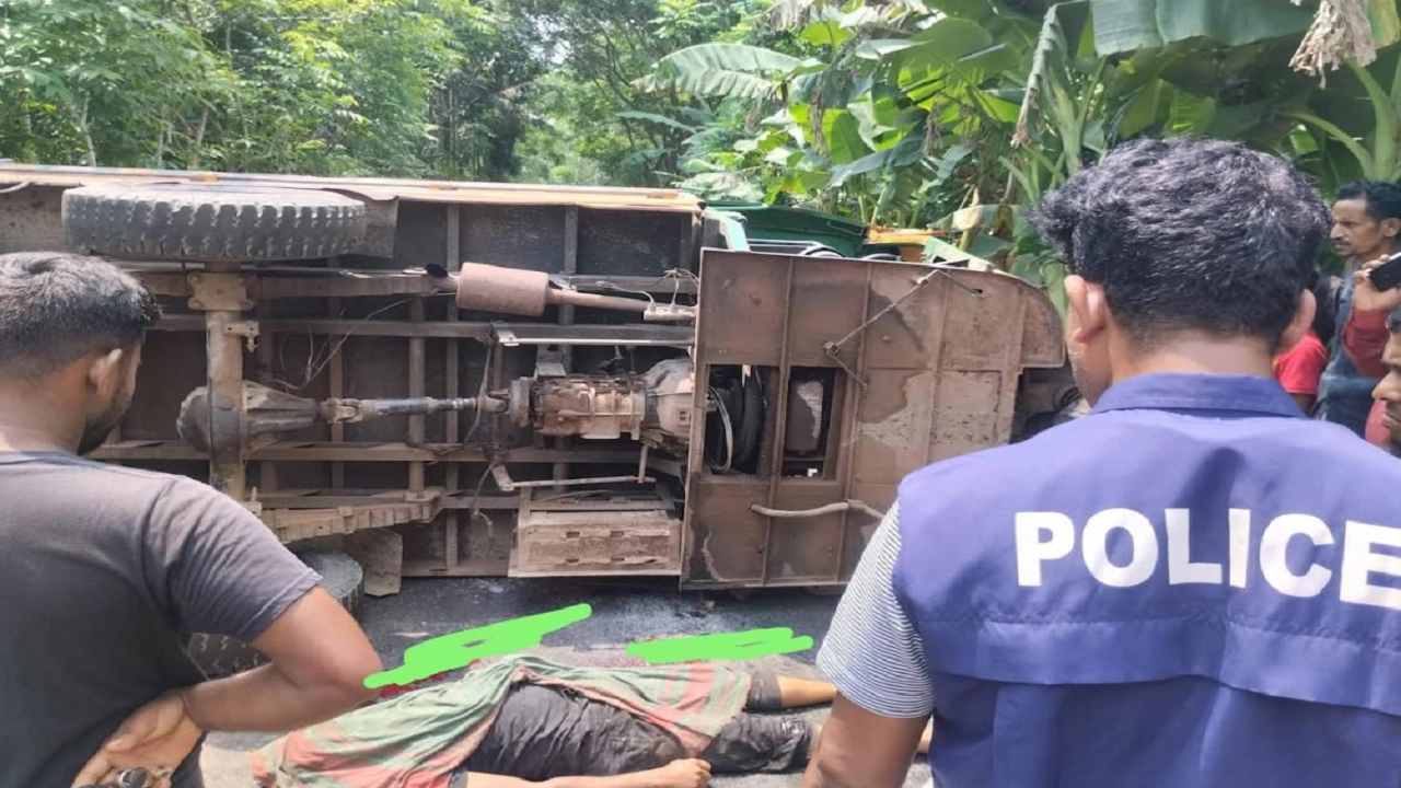 নলছিটিতে ট্রলি উল্টে মালিক নিহত, চালক আহত