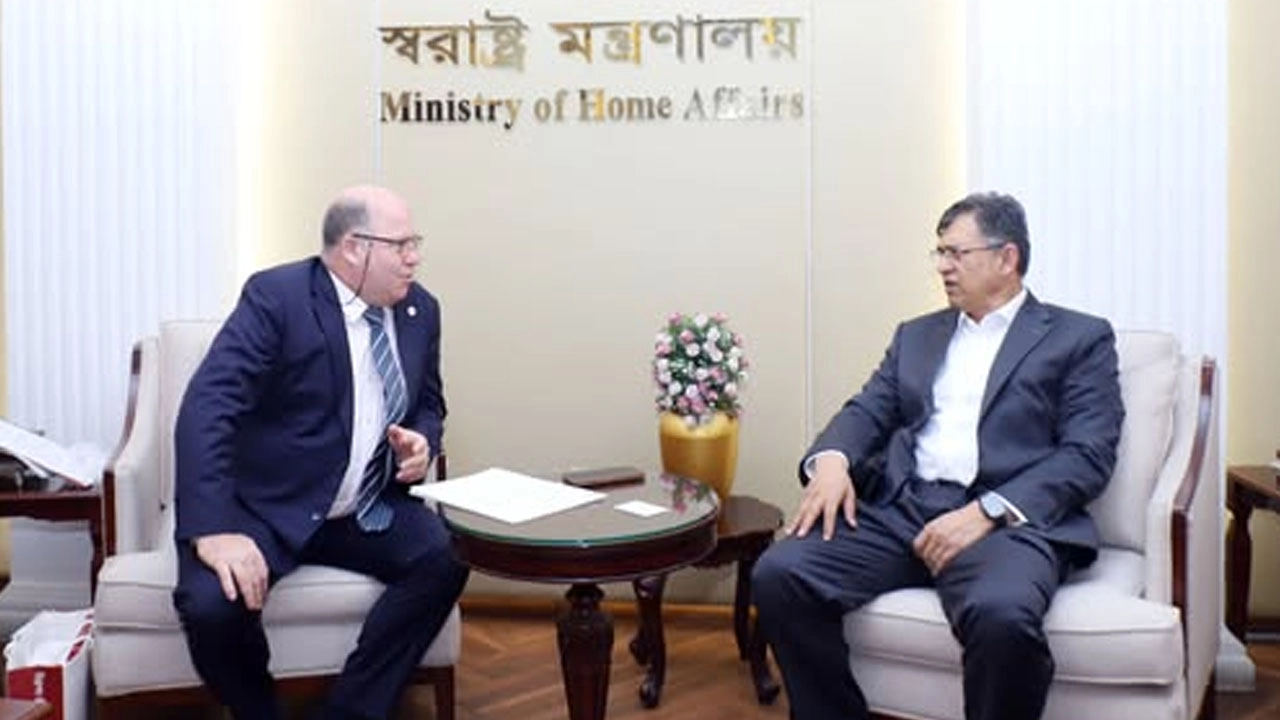 স্বরাষ্ট্রমন্ত্রীর সঙ্গে সাক্ষাৎ করেছেন আইসিআরসি বাংলাদেশ প্রতিনিধিদলের প্রধান।