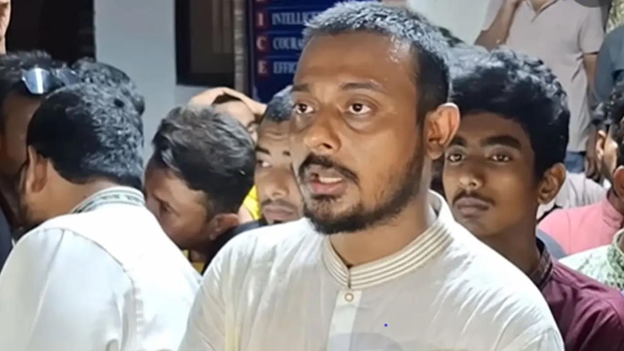 সাংবাদিকদের সঙ্গে কথা বলছেন নাসীরুদ্দীন পাটওয়ারী। ছবি : সংগৃহীত