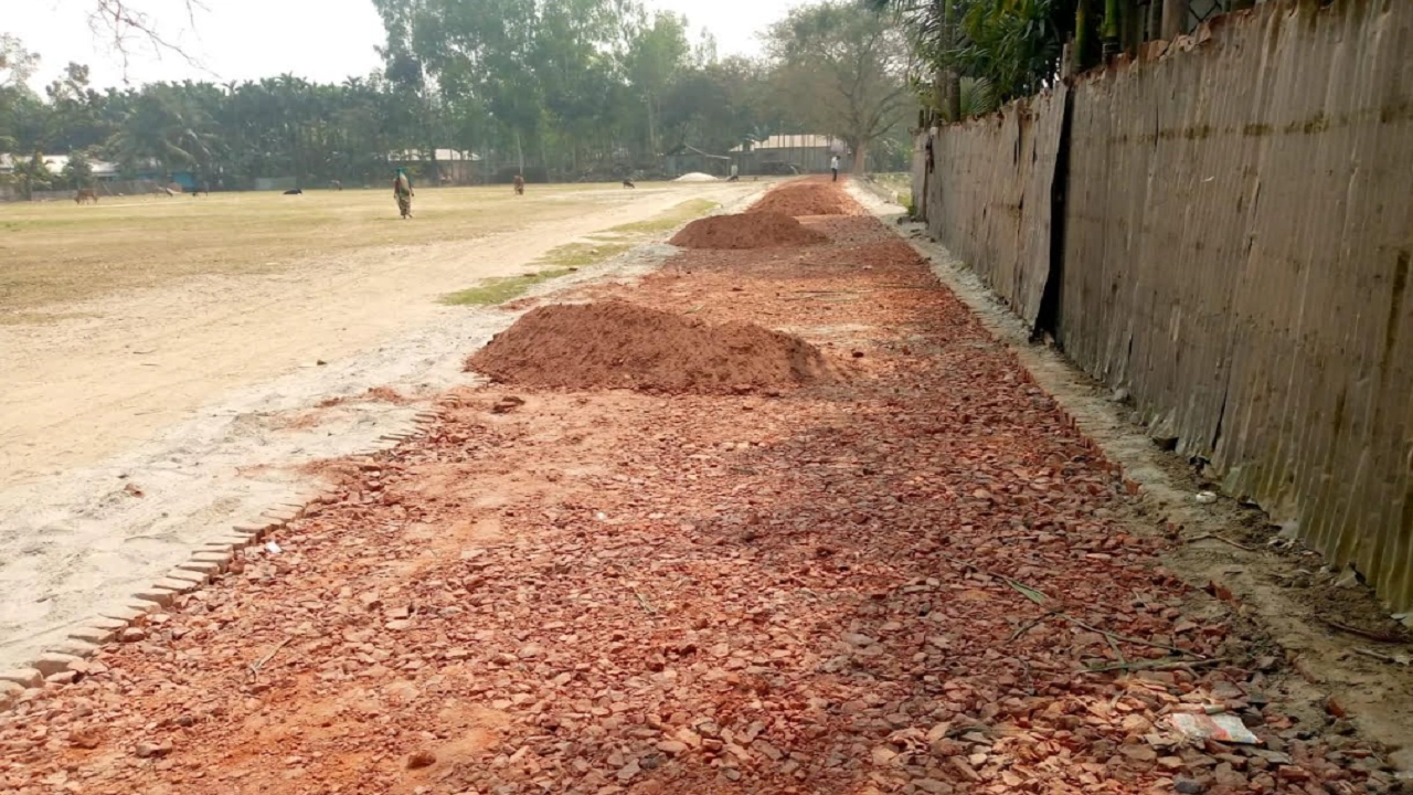 তিন বছরেও শেষ হয়নি এক কিলোমিটার সড়ক নির্মাণ 