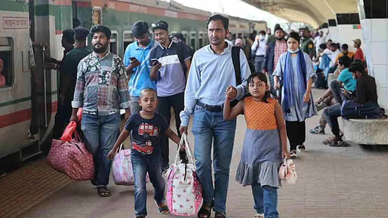 ঈদকে সামনে রেখে নাড়ির টানে রাজধানী ছাড়তে শুরু করেছেন ঘরমুখো মানুষ