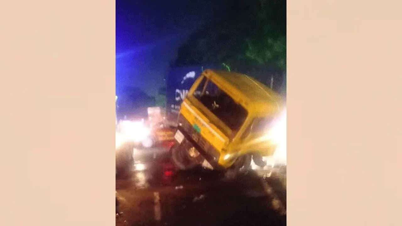 ঢাকা-চট্টগ্রাম মহাসড়কে দুর্ঘটনা কবলিত কাভার্ড ভ্যান