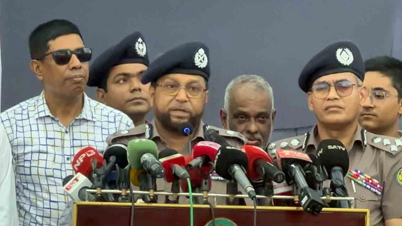 রাজধানীর গাবতলী বাস টার্মিনাল ও পশুর হাট পরিদর্শন শেষে বক্তব্য রাখেন ডিএমপি কমিশনার মোসলেহ উদ্দিন
