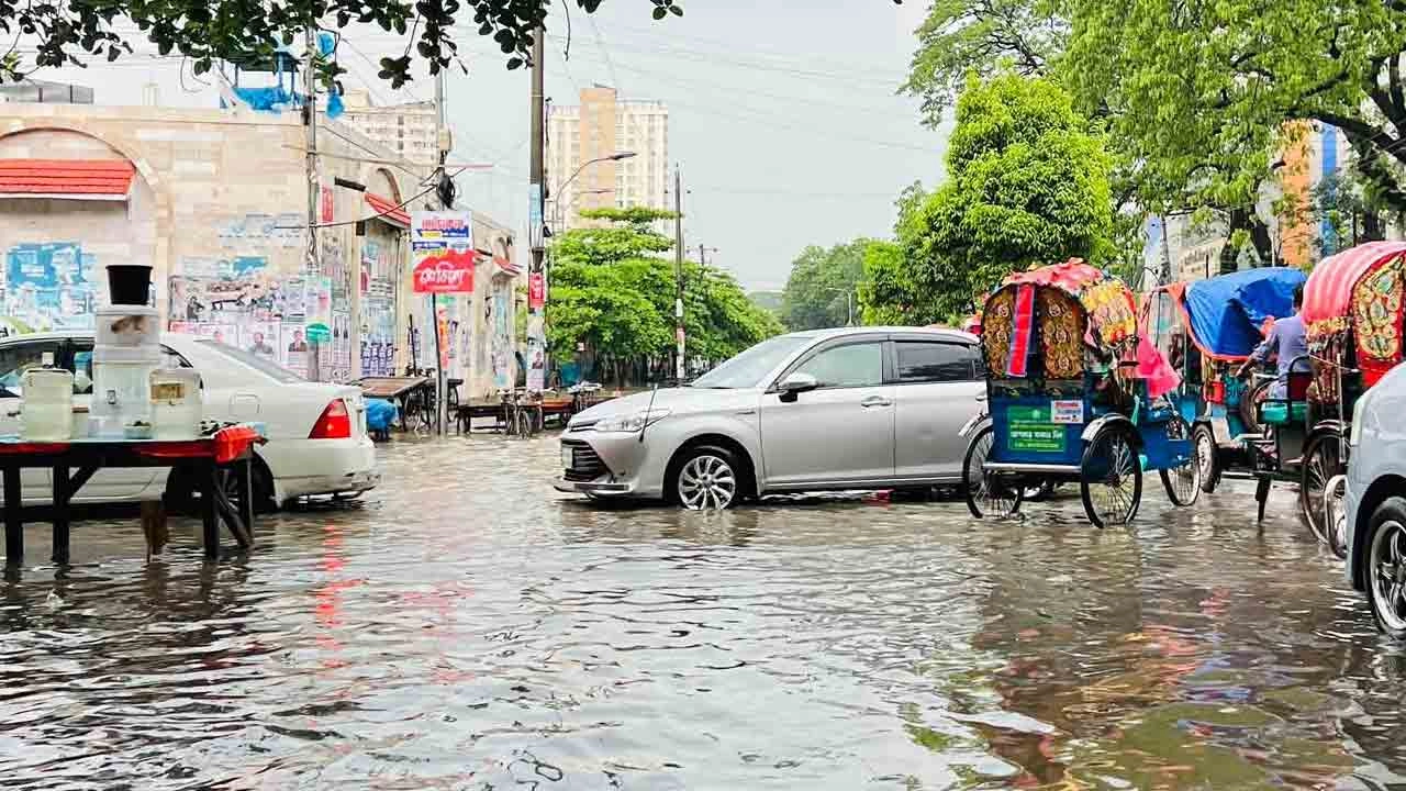বৃষ্টিতে রাজধানীর নিউমার্কেট এলাকায় জলাবদ্ধতা