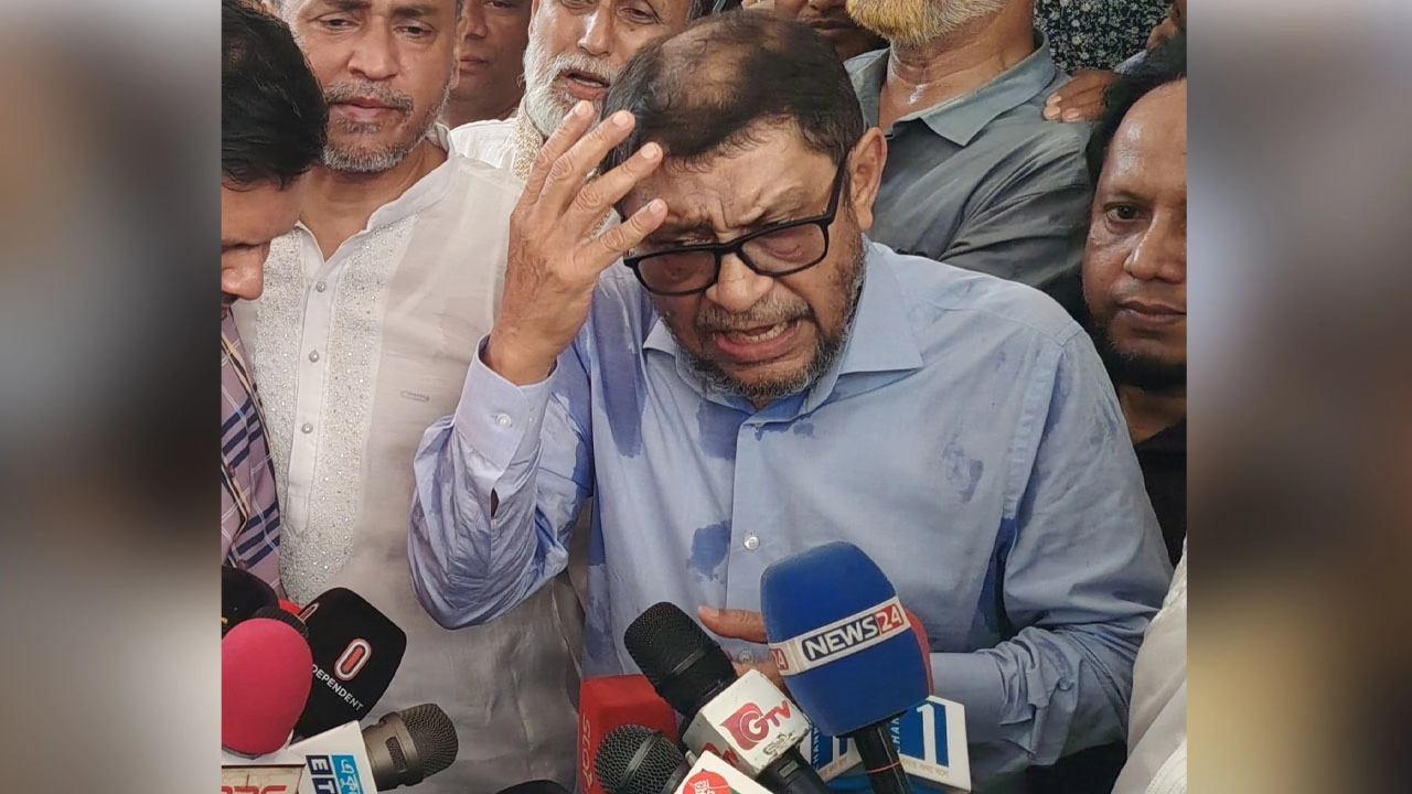কথা বলছেন স্বাস্থ্যমন্ত্রী সরদার মো. শাখাওয়াত হোসেন।
