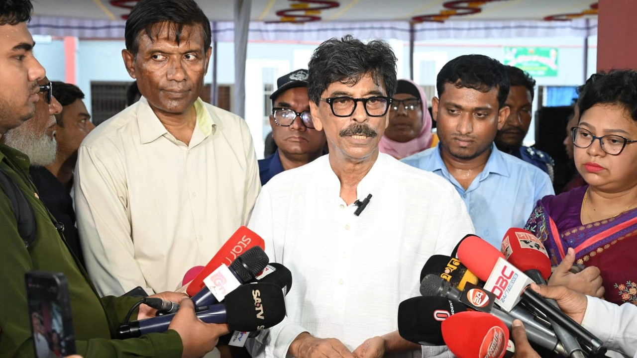 সাংবাদিকদের সঙ্গে কথা বলছেন মৎস্য ও প্রাণিসম্পদ এবং কৃষিমন্ত্রী মোহাম্মদ আমিন উর রশিদ।