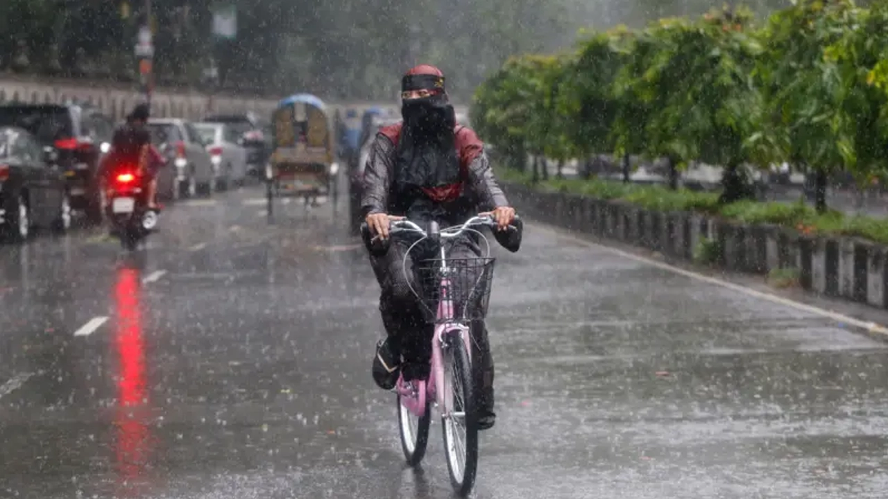 ঈদুল আযহার দিন ঢাকায় দুই দফায় বৃষ্টিপাতের পূর্বাভাস দিয়েছে আবহাওয়া অধিদপ্তর