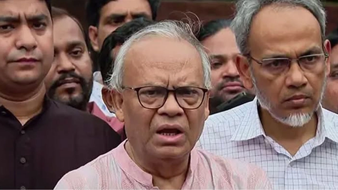 বিএনপির সিনিয়র যুগ্ম মহাসচিব অ্যাডভোকেট রুহুল কবির রিজভী।