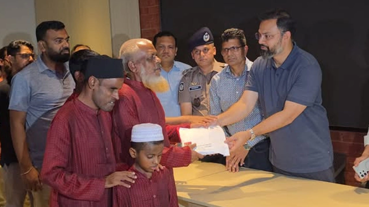 ব্রাহ্মণবাড়িয়ার সেই দৃষ্টি প্রতিবন্ধী সদস্যের পাশে দাঁড়িয়েছেন যুব ও ক্রীড়া প্রতিমন্ত্রী আমিনুল হক।
