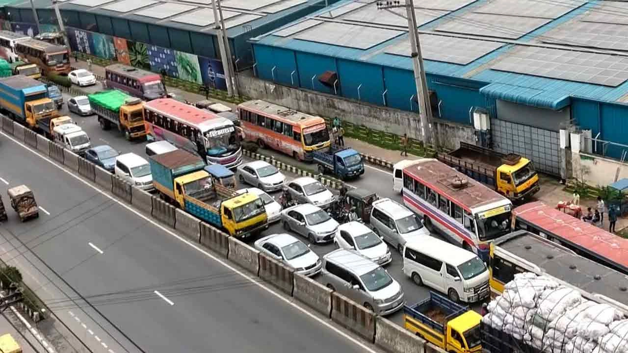 গাজীপুরের সব কারখানা দ্বিতীয় ধাপে ছুটি, সড়কে ঘরমুখী মানুষের চাপ