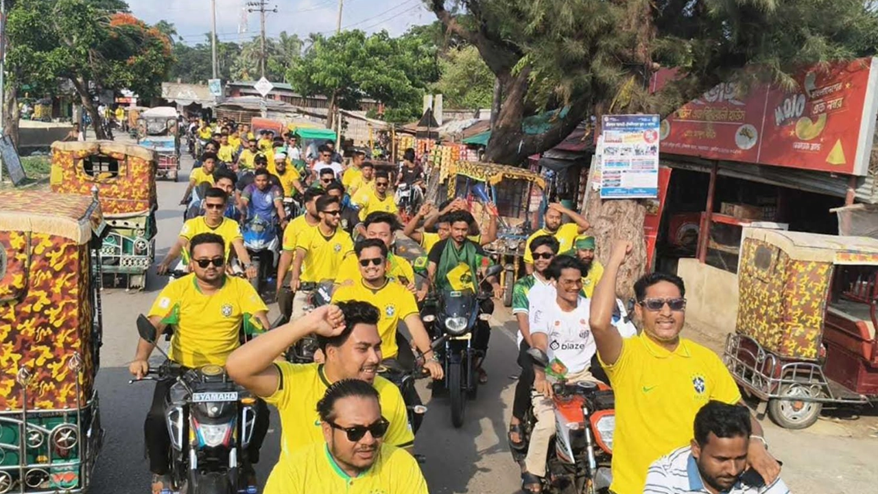 টেকনাফে ব্রাজিল সমর্থকদের মোটরসাইকেল শোভাযাত্রা