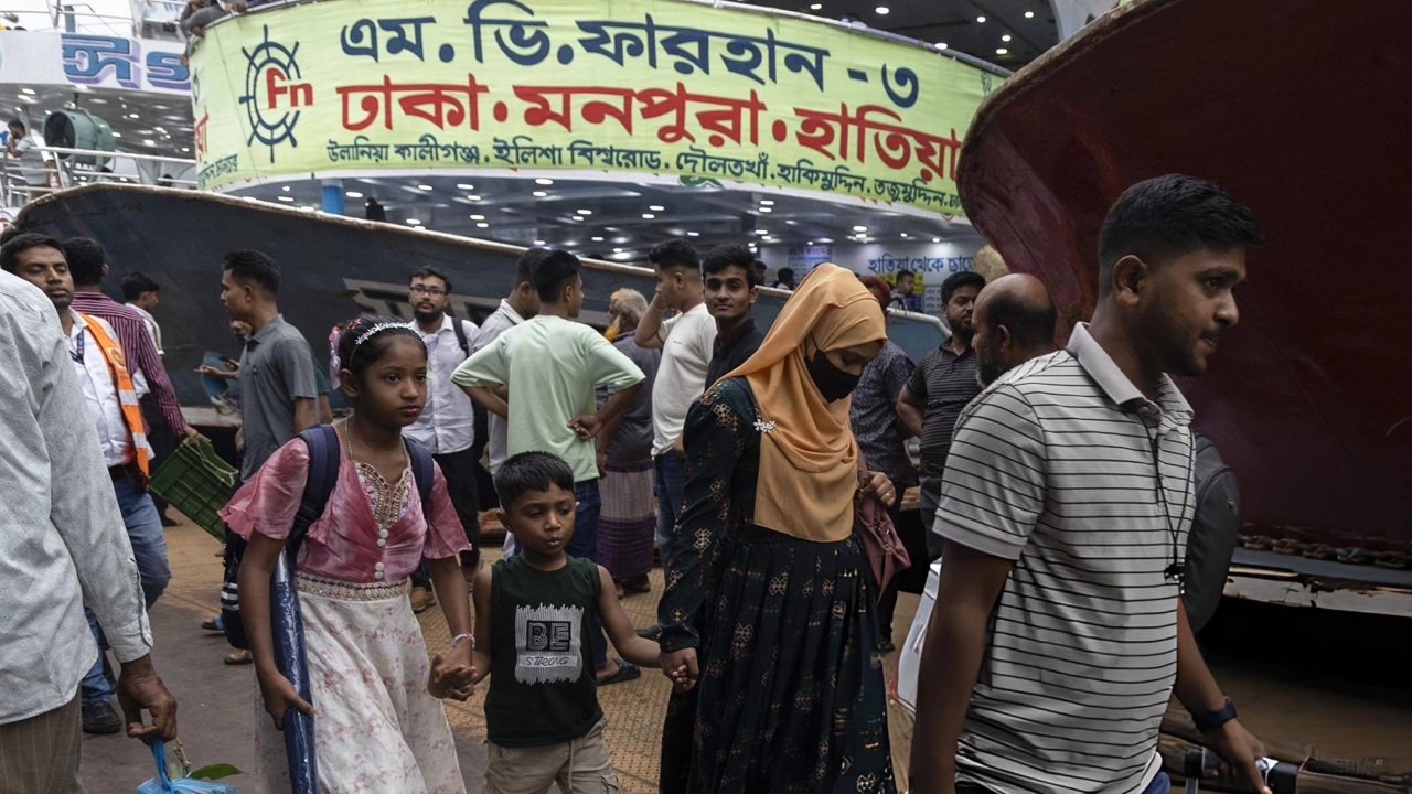 রাজধানীর সদরঘাটে যাত্রীদের ভিড় ।। ছবি: সংগৃহীত