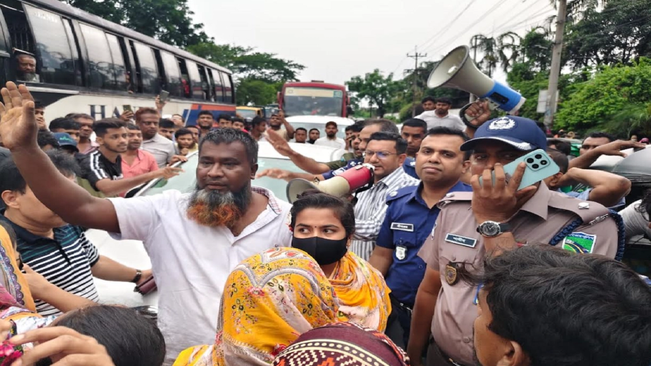 বেতনের দাবিতে সোনাীগাঁয়ে ঢাকা-চট্টগ্রাম মহাসড়ক অবরোধ