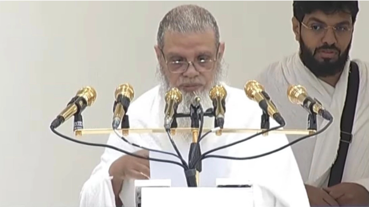 খুতবা পাঠ করেন মসজিদে নববীর ইমাম করেন শায়খ আলী বিন আবদুর রহমান আল-হুদাইফি |