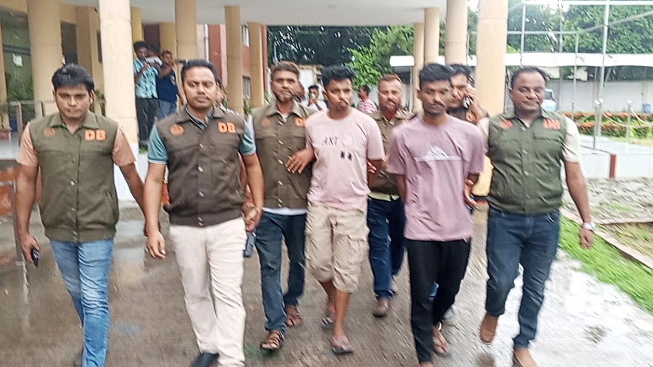 চাঁচড়া বাবলাতলায় অস্ত্রসহ দুই সন্ত্রাসী গ্রেপ্তার
