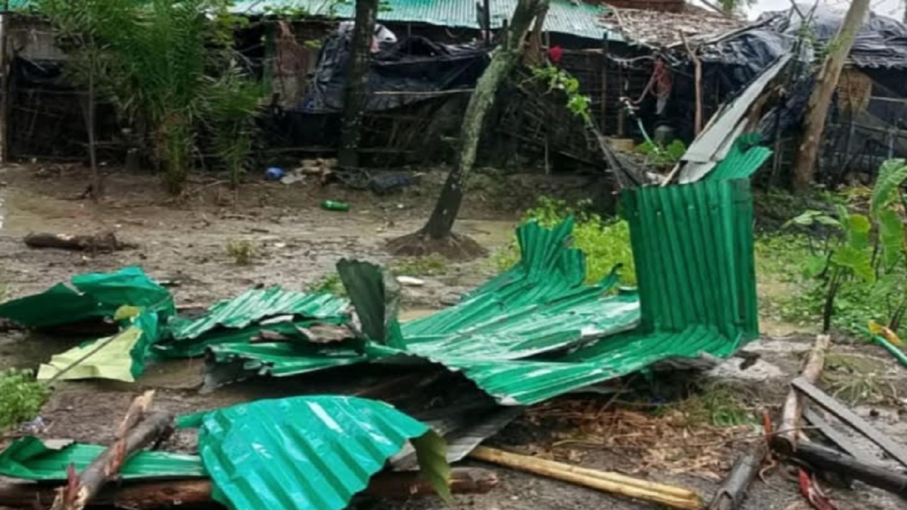 পেকুয়ায় ঝড়-বৃষ্টির তাণ্ডব, খোলা আকাশের নিচে ৪ পরিবার