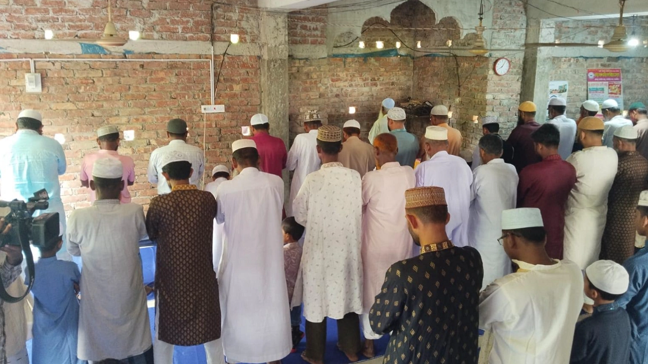 সৌদি আরবের সঙ্গে মিল রেখে সাতক্ষীরার কয়েকটি গ্রামে ঈদ উদযাপন