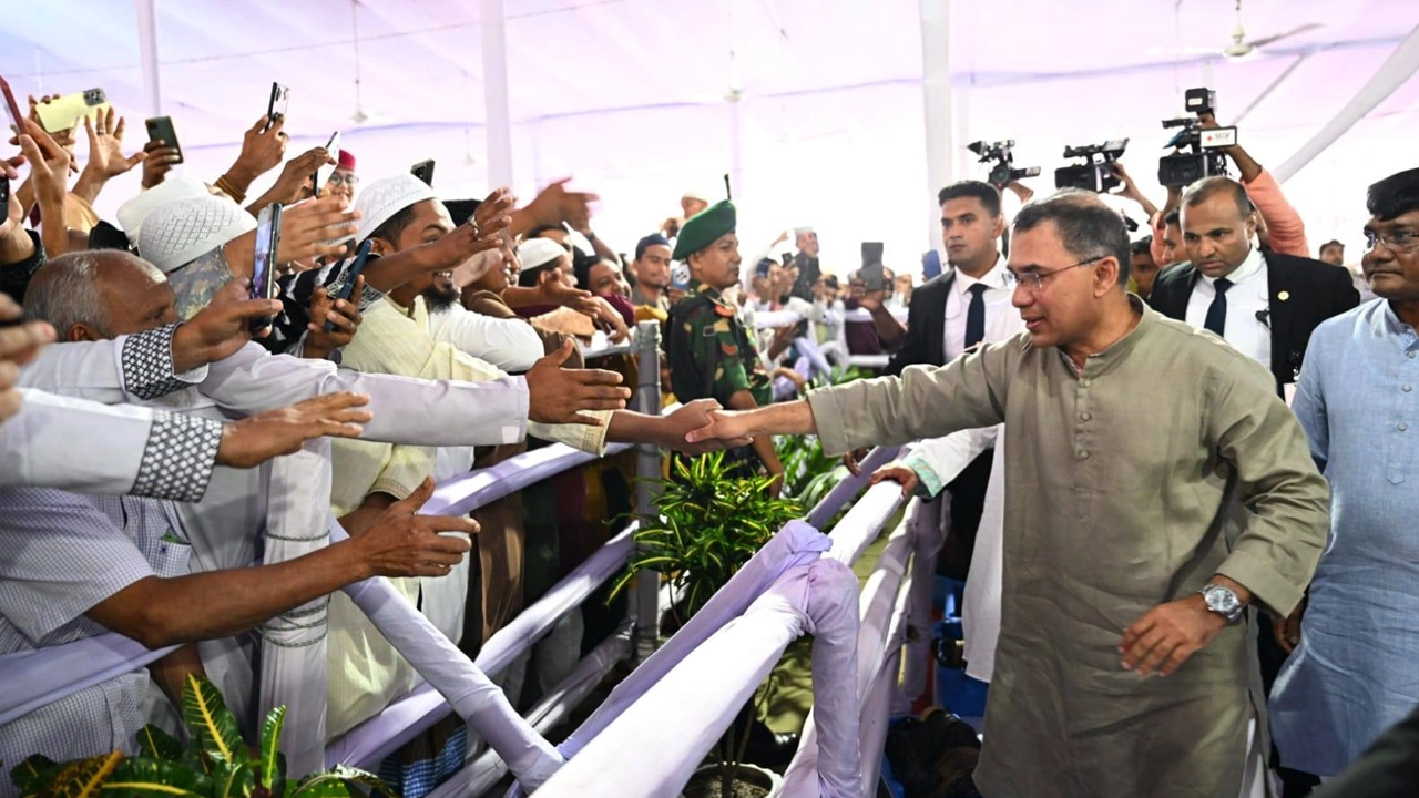 জাতীয় ঈদগাহে মুসল্লিদের সঙ্গে প্রধানমন্ত্রী তারেক রহমানের ঈদ শুভেচ্ছা বিনিময়।