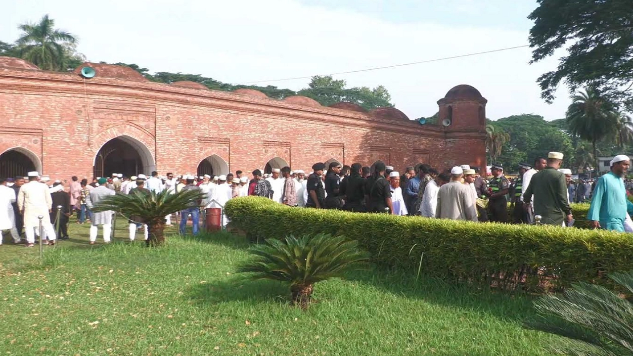 ষাটগম্বুজ মসজিদে ঈদের জামাতে মুসল্লিরা