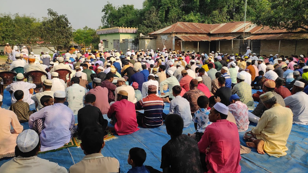 পবিত্র ঈদুল আজহার সকালে চাঁপাইনবাবগঞ্জের গ্রামাঞ্চল
