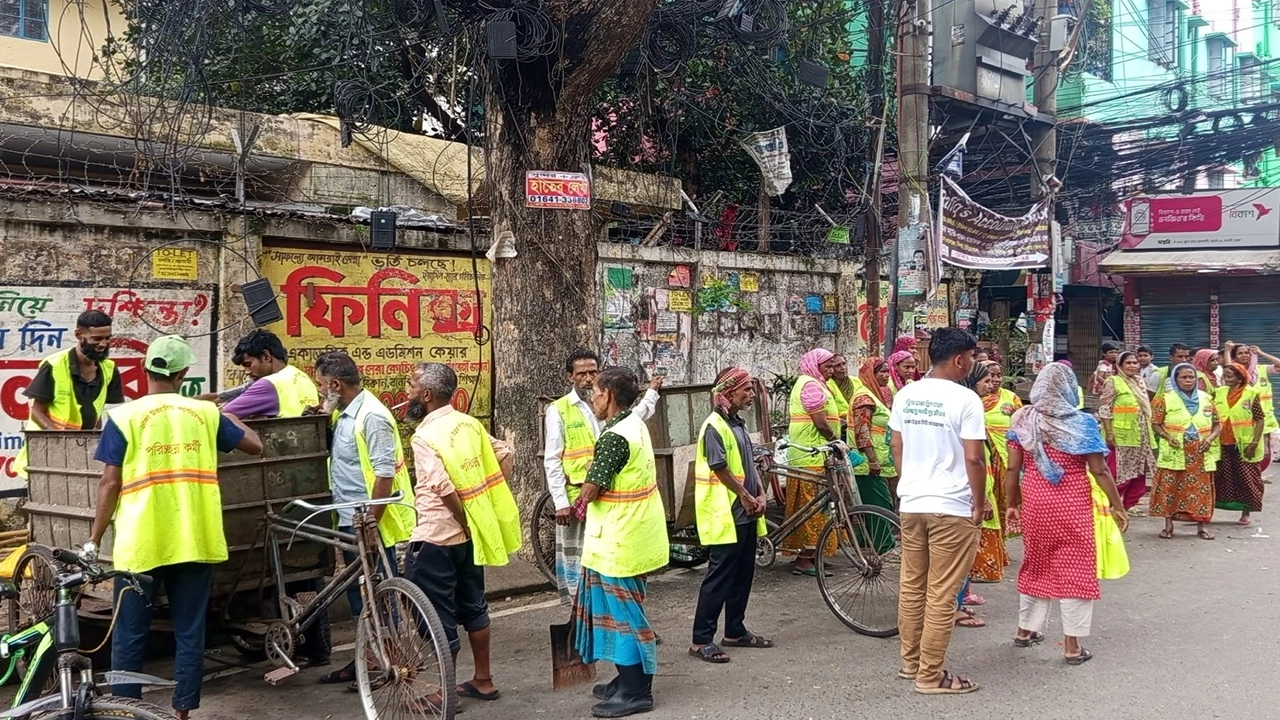 কোরবানির বর্জ্য অপসারণ করছেন পরিচ্ছন্নতাকর্মীরা