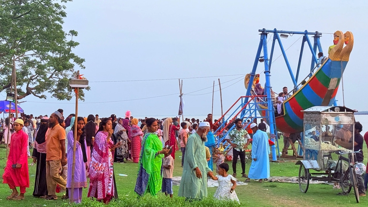 ঈদের আনন্দে মুখর মেঘনা পাড়