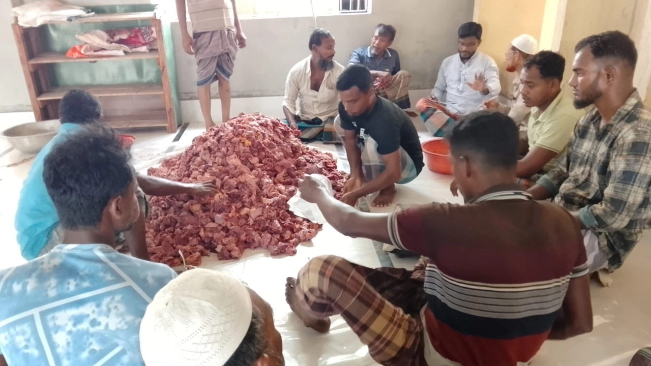 বাগেরহাটের প্রত্যন্ত গ্রামে কোরবানির গোশত পৌঁছে যায় প্রতিটি ঘরে