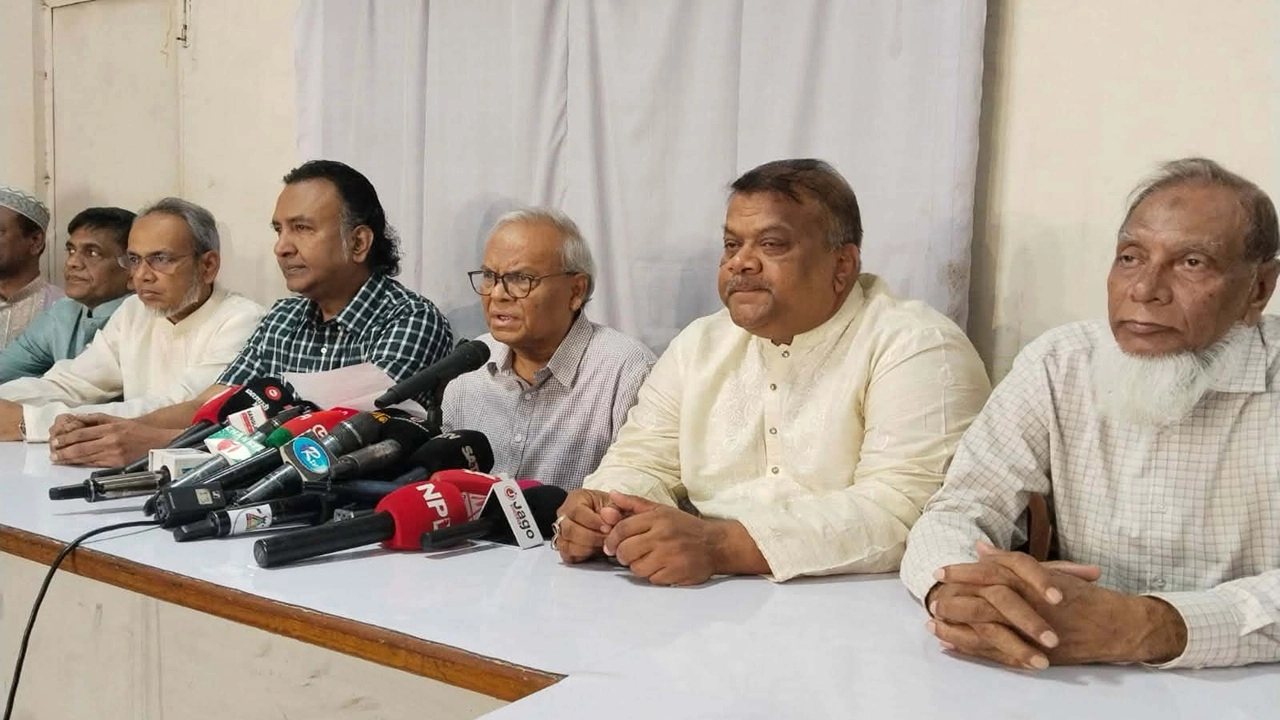 একটি গোষ্ঠী সরকার ও বিএনপির বিরুদ্ধে চক্রান্ত করছে: রিজভী 