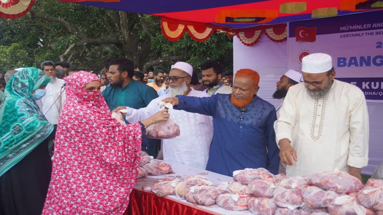 পবিত্র ঈদুল আজহার দ্বিতীয় দিনে চাঁপাইনবাবগঞ্জে অসহায় ও দুস্থ মানুষের মাঝে কুরবানির গোস্ত বিতরণ করছে এমপি নরুল ইসলাম বুলবুল