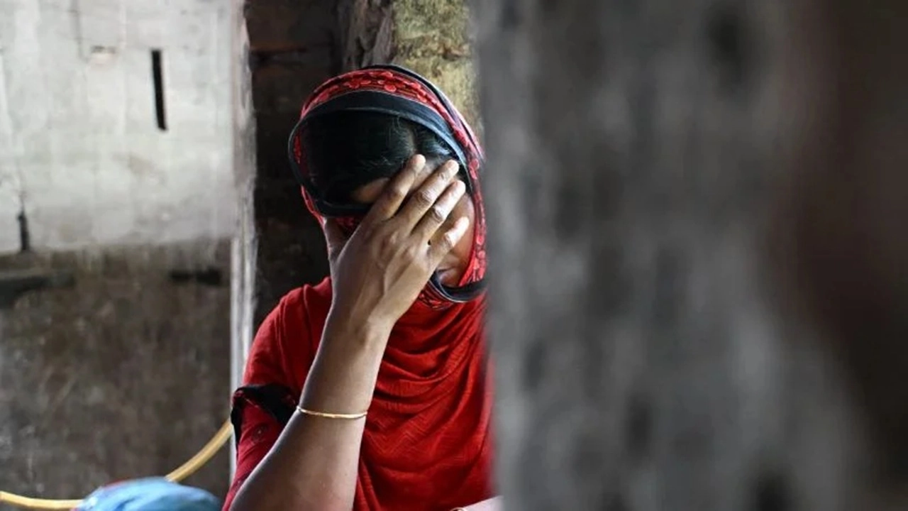 পরিচয় যাচাইয়ের জন্য বিএসএফের ক্যাম্পের কাছে অপেক্ষায় এক অভিবাসী।