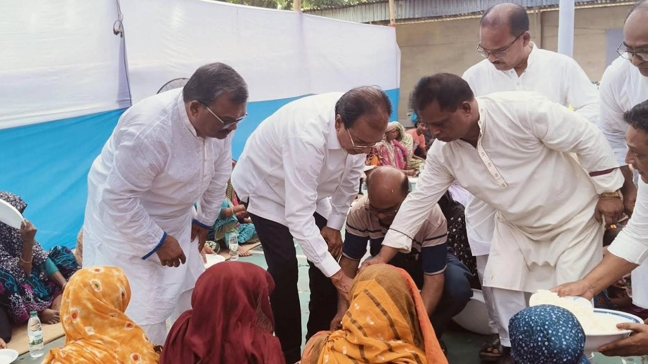 জিয়াউর রহমানের শাহাদাতবার্ষিকী উপলক্ষে অসহায়দের মাঝে খাবার বিতরণ করলেন ত্রাণমন্ত্রী দুলু