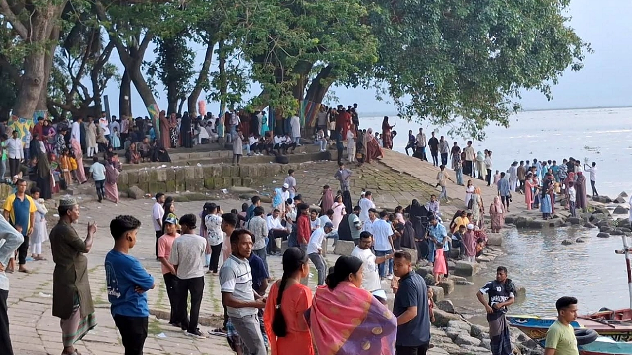 ঈদে দর্শনার্থীদের ভিড়ে মুখর চাঁদপুরের তিন নদীর মোহনা