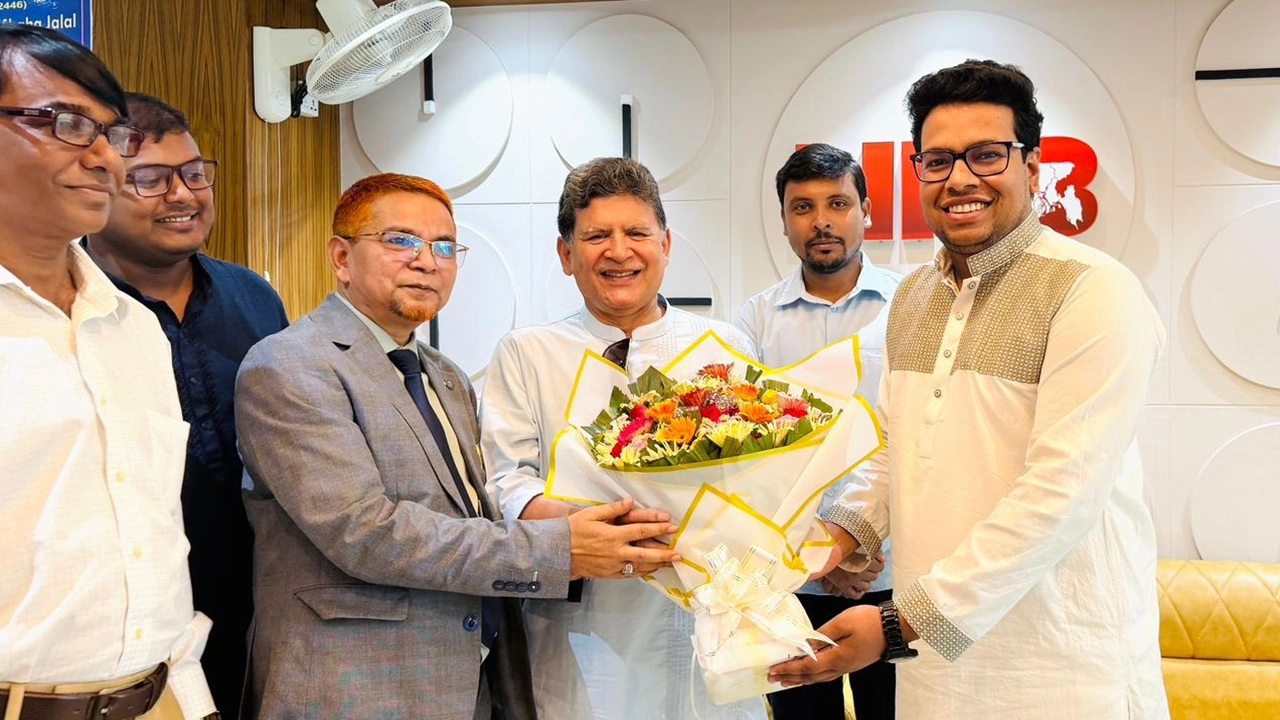 ব্র্যাক চেয়ারম্যান ড. হোসেন জিল্লুর রহমানকে ফুলেল শুভেচ্ছা