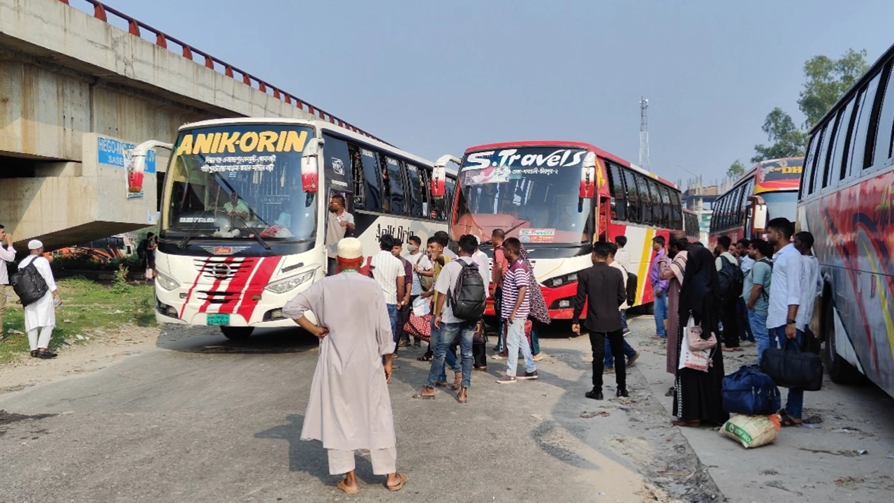 বাসস্ট্যান্ডে ঢাকামুখী যাত্রীদের ভিড়
