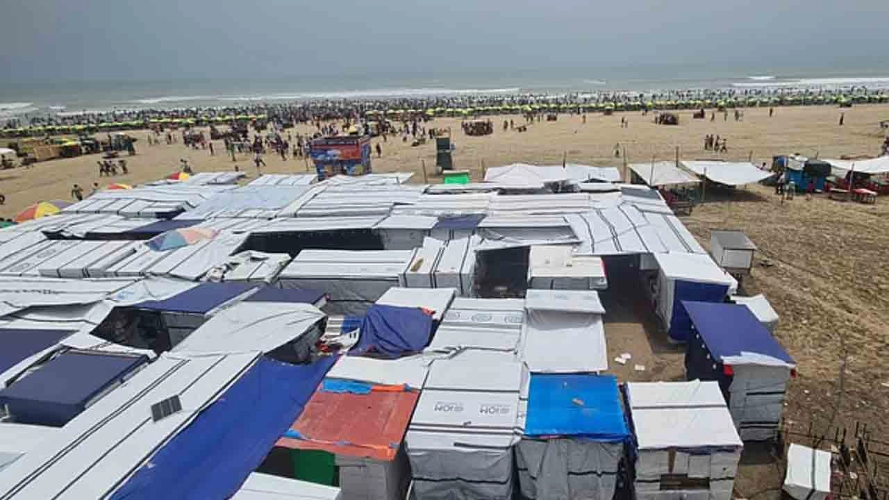 কক্সবাজার সমুদ্রসৈকতের বালিয়াড়ি দখল করে আবারও গড়ে উঠেছে অবৈধ দোকানপাট