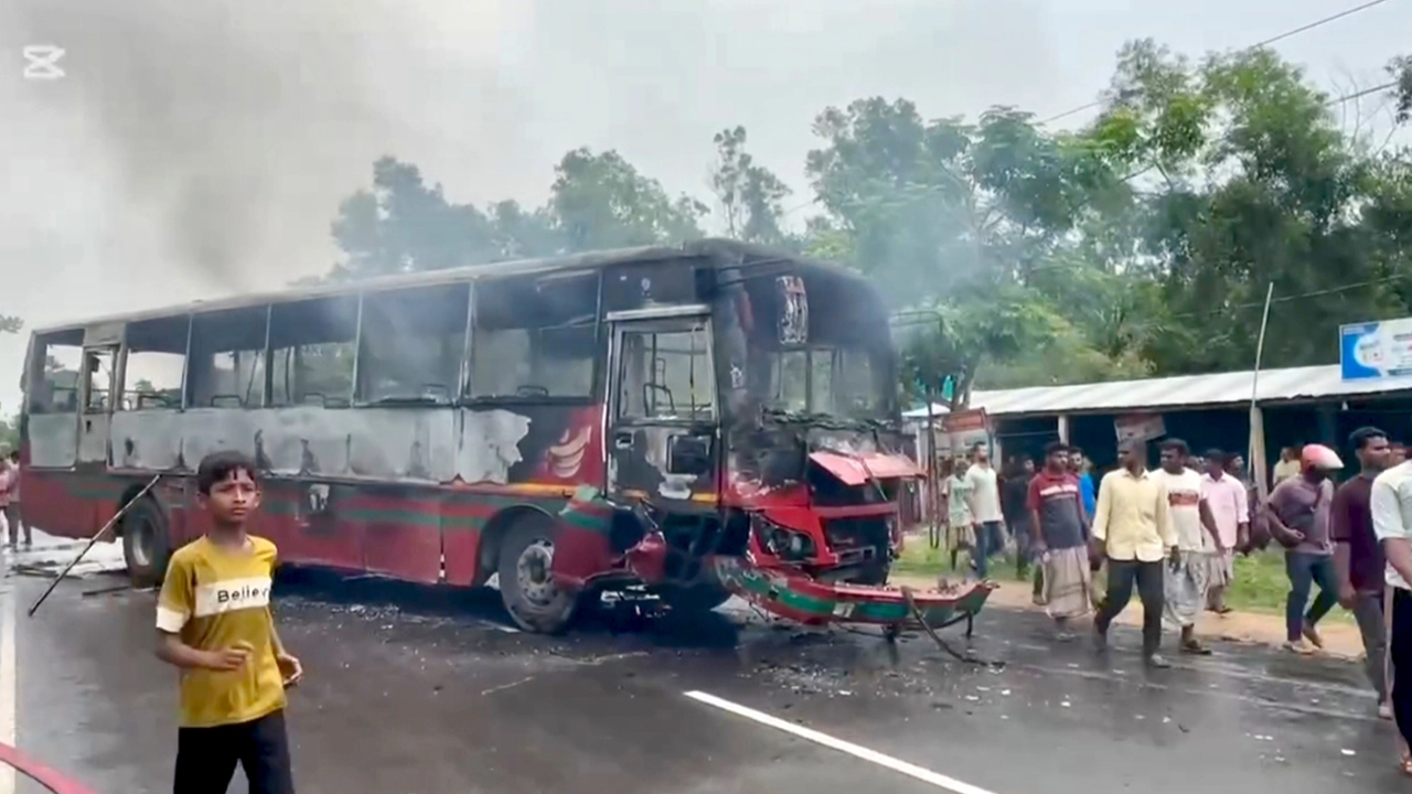 বিআরটিসি বাসে আগুন দেয় বিক্ষুব্ধ জনতা