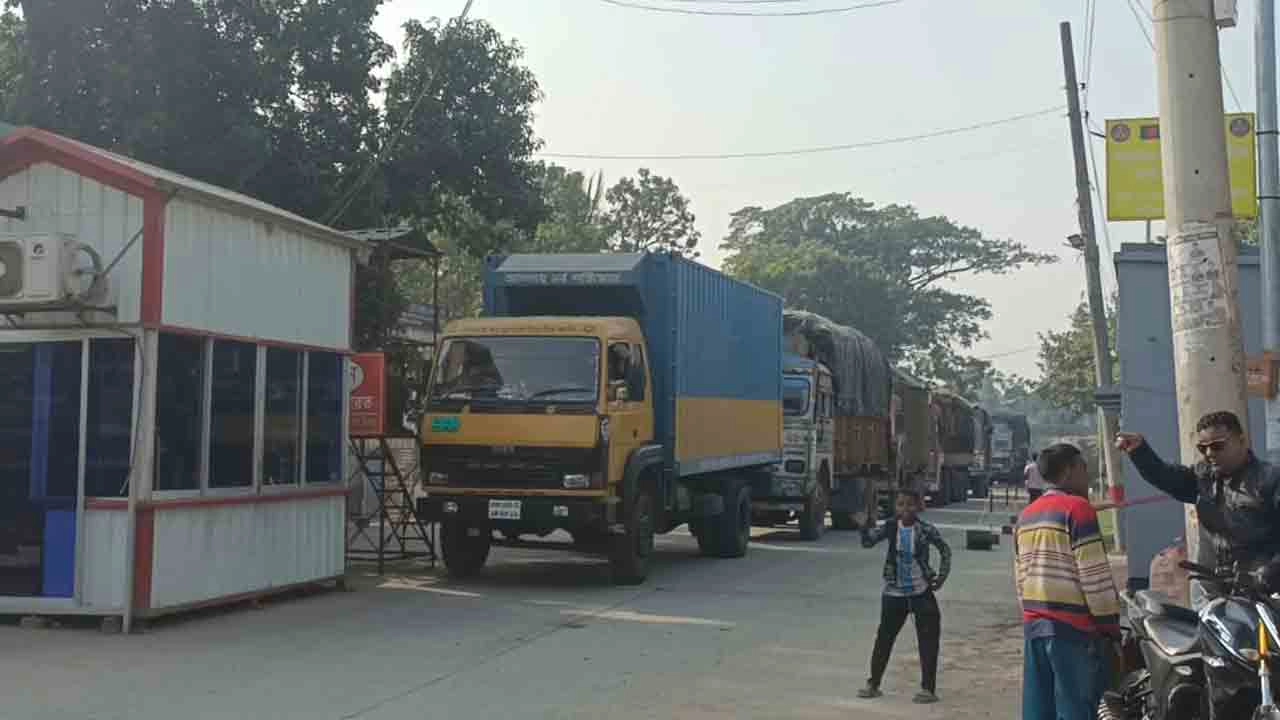 ঈদের টানা সাত দিনের ছুটি শেষে ভোমরা স্থলবন্দরে আমদানি-রপ্তানি কার্যক্রম শুরু