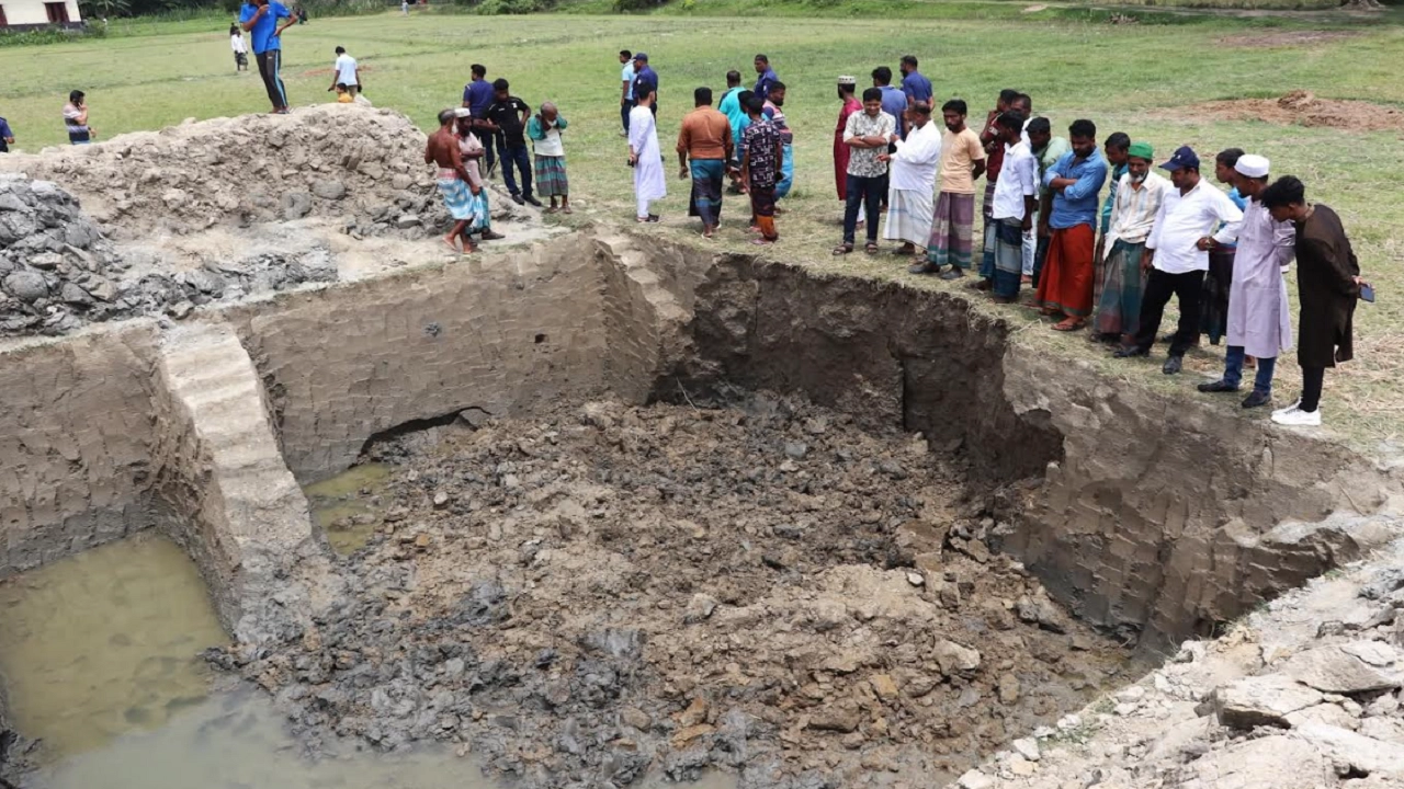 মঠবাড়িয়ায় ম্যাগনেটিক পিলার খোঁড়া