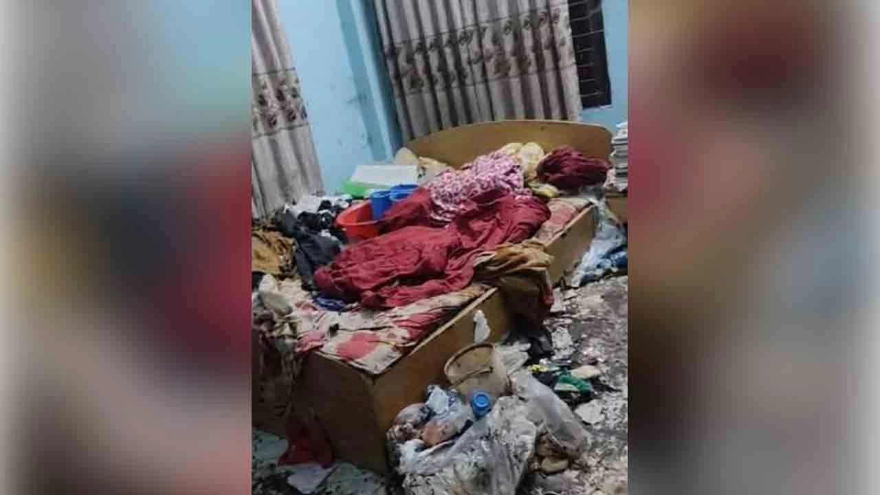 বাসা থেকে বৃদ্ধার মরদেহ উদ্ধার করে পুলিশ