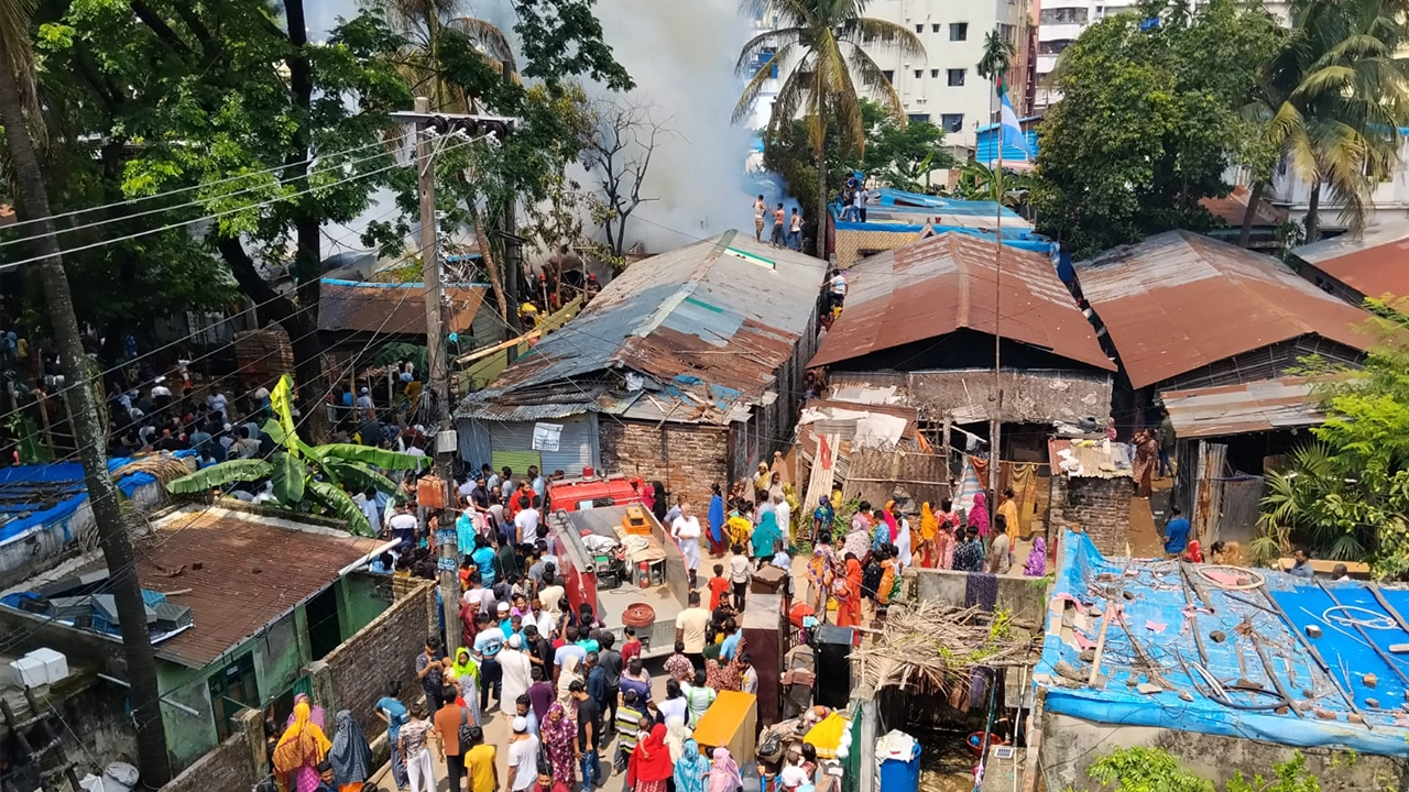 হালিশহর এলাকায় একটি বস্তিতে অগ্নিকাণ্ডের ঘটনা