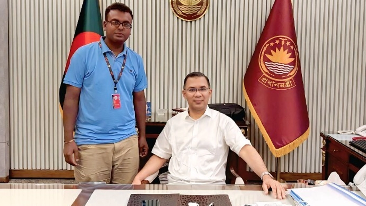 প্রধানমন্ত্রী তারেক রহমানের সাথে ‘চিত্ত মিডিয়া’র প্রতিষ্ঠাতা জুয়েল রানা ।। ছবি: সংগৃহীত