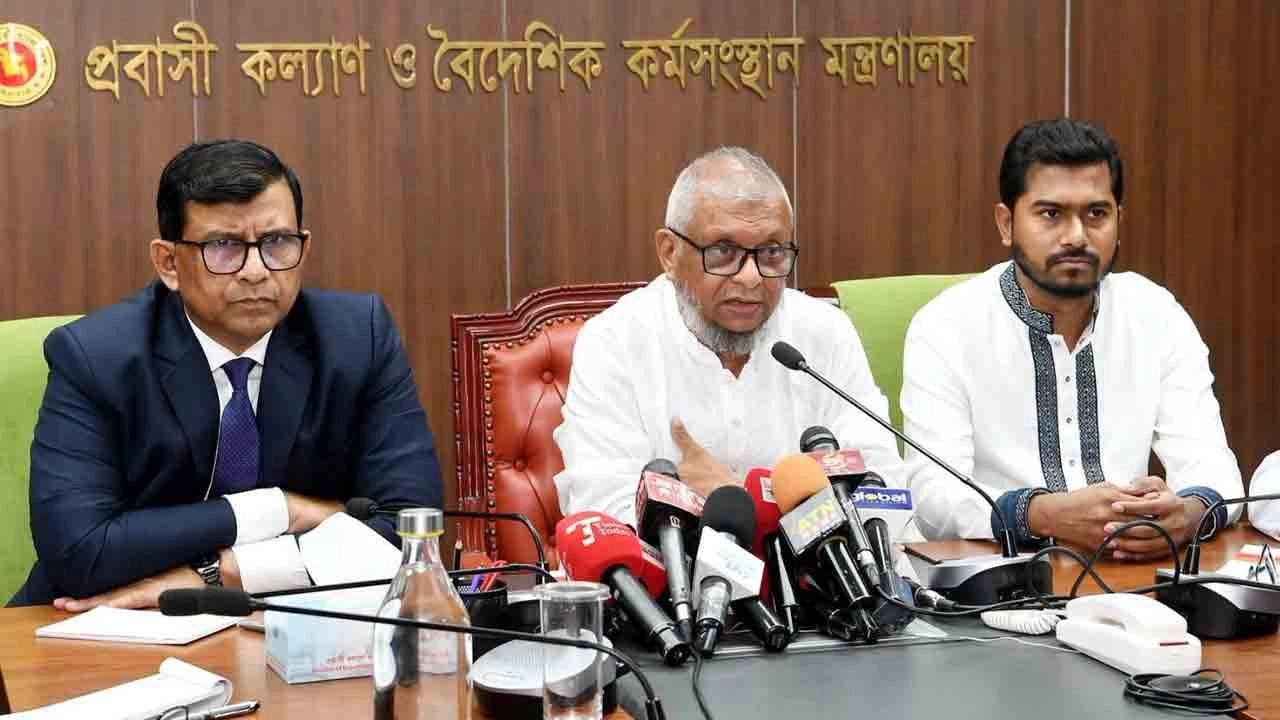 প্রবাসী কল্যাণ ও বৈদেশিক কর্মসংস্থান মন্ত্রী আরিফুল হক চৌধুরী আজ ঢাকায় মন্ত্রণালয়ের সভাকক্ষে 'অভিযোগ নিষ্পত্তি ও নিরসন সেল' বিষয়ে সাংবাদিকদের ব্রিফ করেন। এ সময় প্রতিমন্ত্রী মোঃ নুরুল হক উপস্থিত ছিলেন