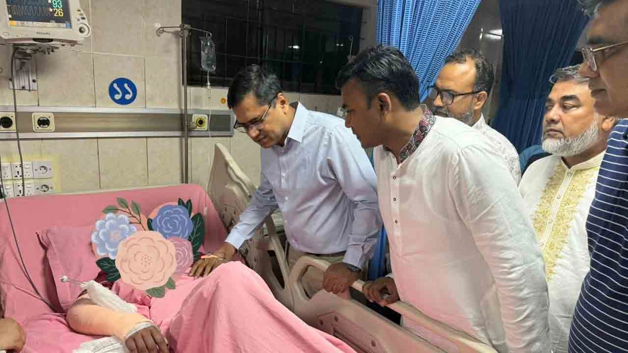 আম্বিয়া খাতুনের পাশে ডা. মনোয়ারুল কাদির বিটু