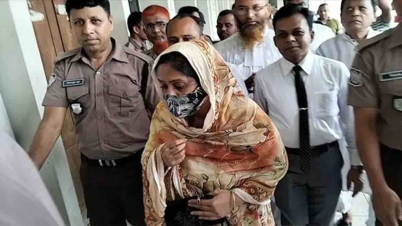 আদালতে রামিসার মা।