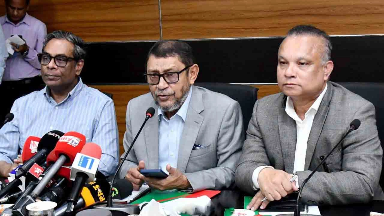 স্বাস্থ্য ও পরিবার কল্যাণ মন্ত্রী সরদার মোঃ সাখাওয়াত হোসেন আজ ঢাকায় মন্ত্রণালয়ের সম্মেলনকক্ষে ডেঙ্গু প্রতিরোধ, চিকিৎসা ও গাইডলাইন বিষয়ক সভা শেষে সাংবাদিকদের ব্রিফ করেন। এসময় প্রতিমন্ত্রী ড. এম এ মুহিত ও মন্ত্রণালয়ে দায়িত্বপ্রাপ্ত প্রধানমন্ত্রীর বিশেষ সহকারী ড. এস, এম জিয়াউদ্দিন হায়দার উপস্থিত ছিলেন