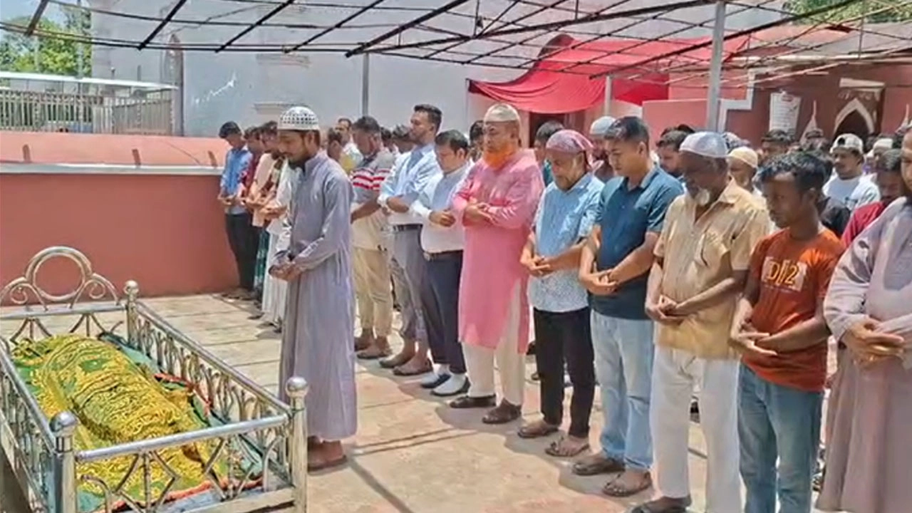 মাজারের পাশেই ফাতেমার জানাজা সম্পন্ন হয়।