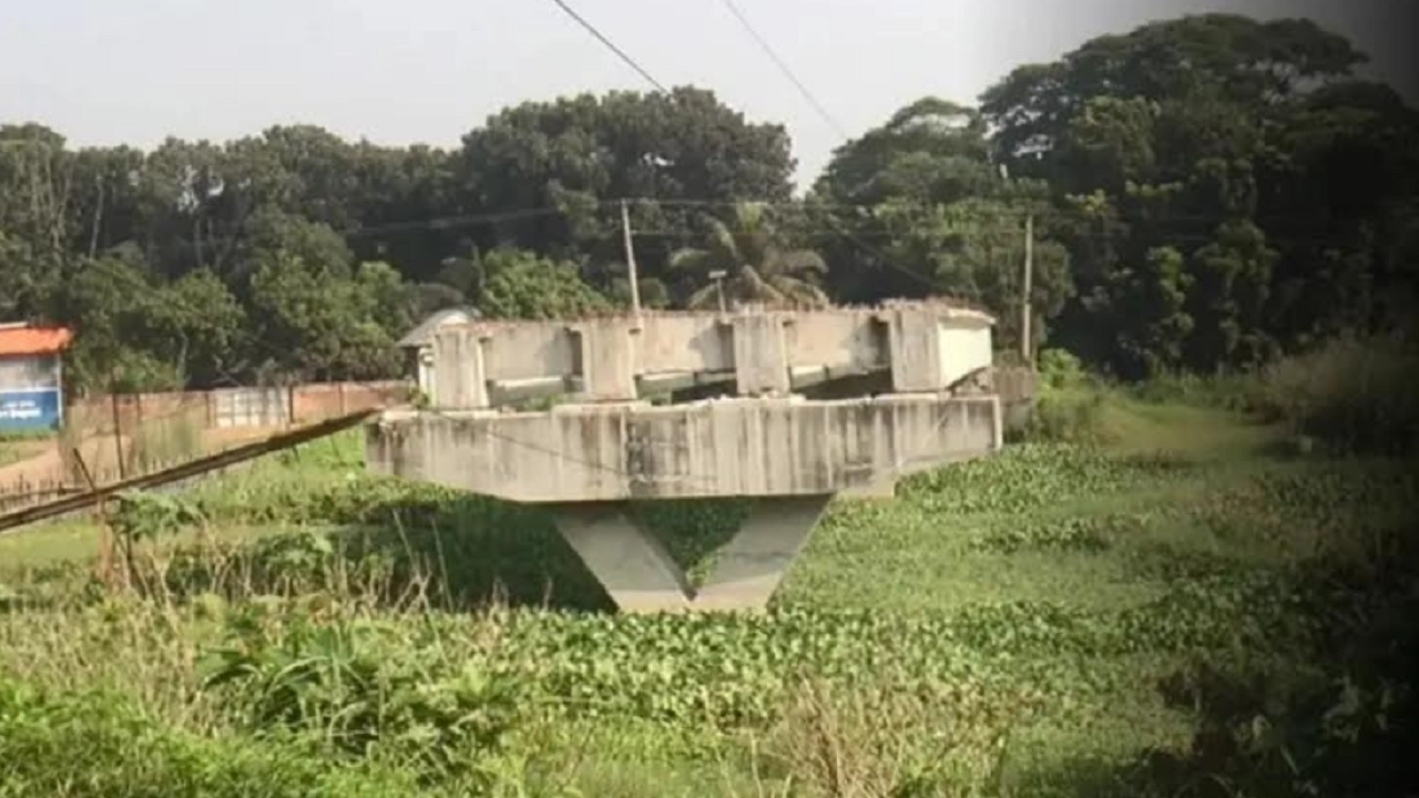 নির্মাণাধীন সেতু